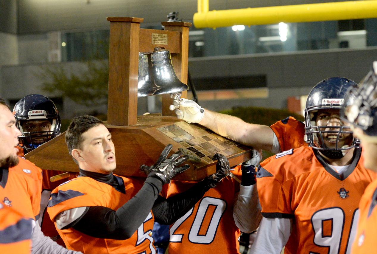 Pirates stun top-ranked Rustlers, 17-14, to win back Victory Bell!