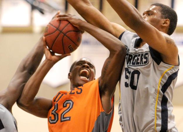 Poston's 19 points lead Pirates past Chargers